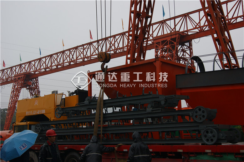 云南客戶(hù)履帶式翻堆機(jī)發(fā)貨現(xiàn)場(chǎng)